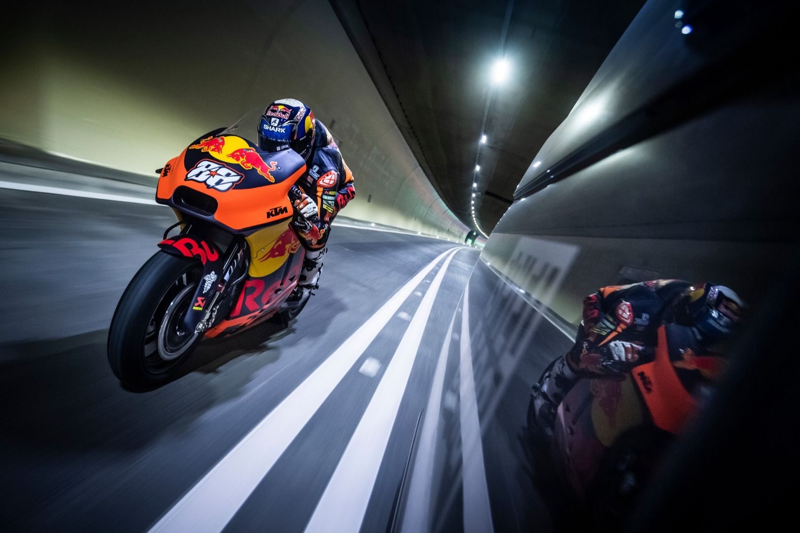 KTM RC16 y Miguel Oliveira en el túnel de Gleinalm