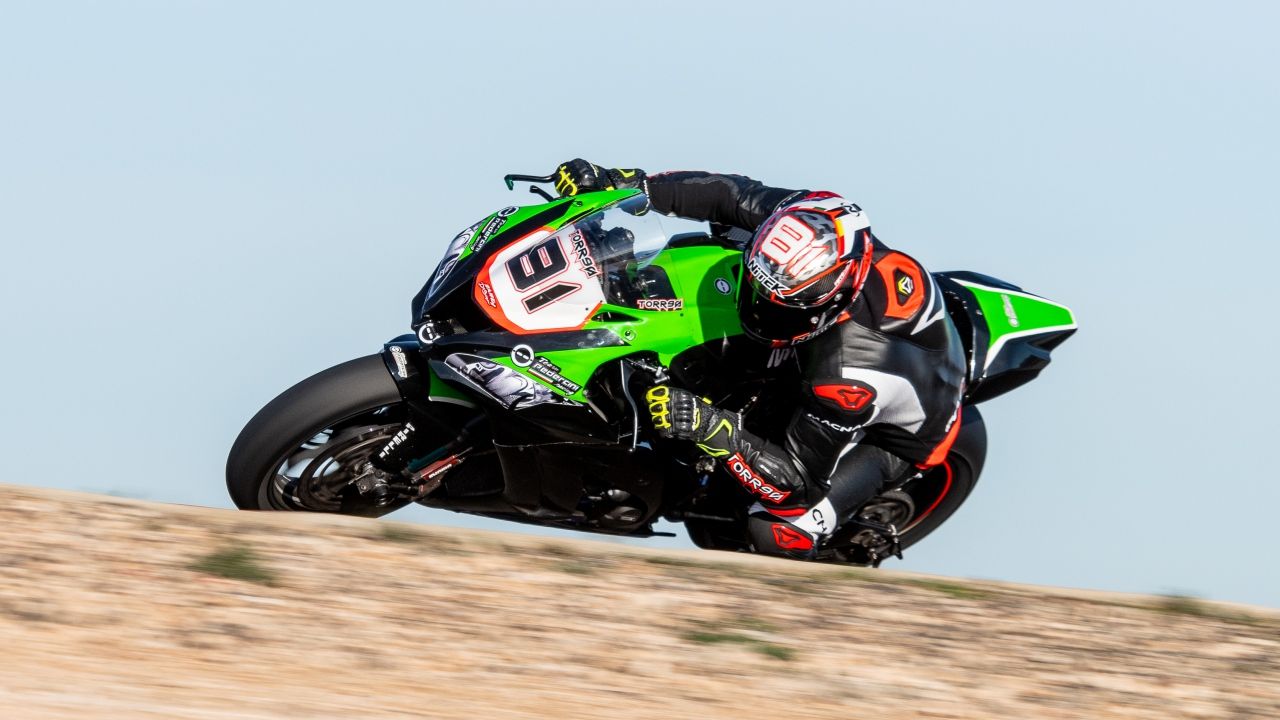 Jordi Torres en la Kawasaki ZX-10RR en el Circuito de Andalucía (Foto: Pedro Lamazares)