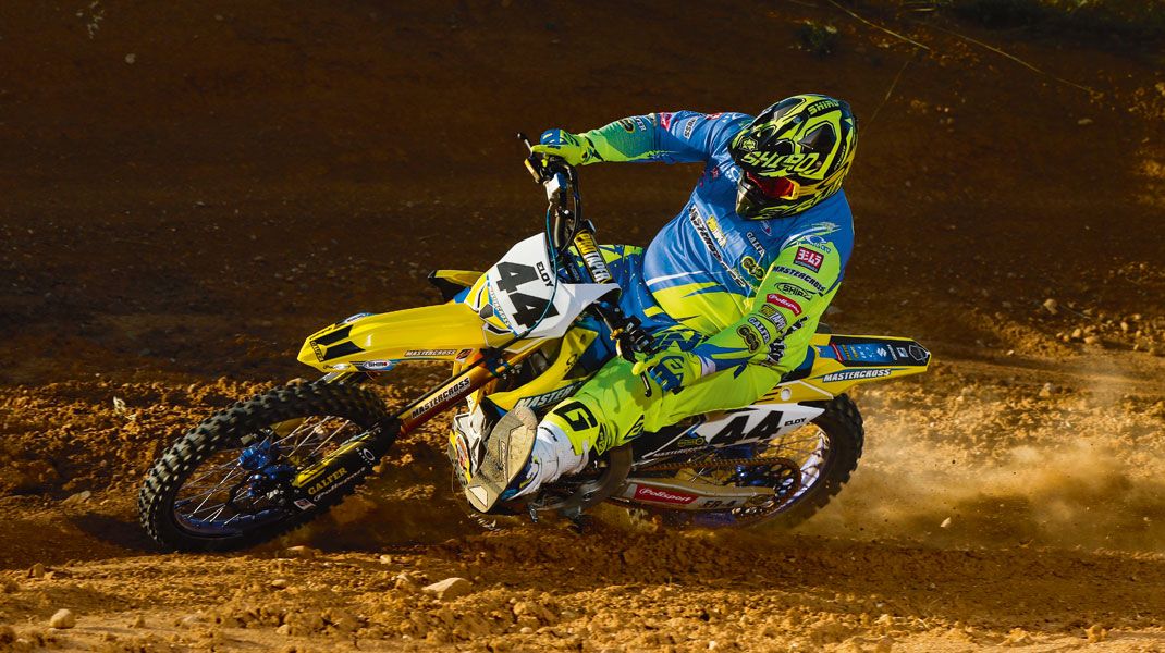 Test Cross: Suzuki RMZ 450 Mastercross 