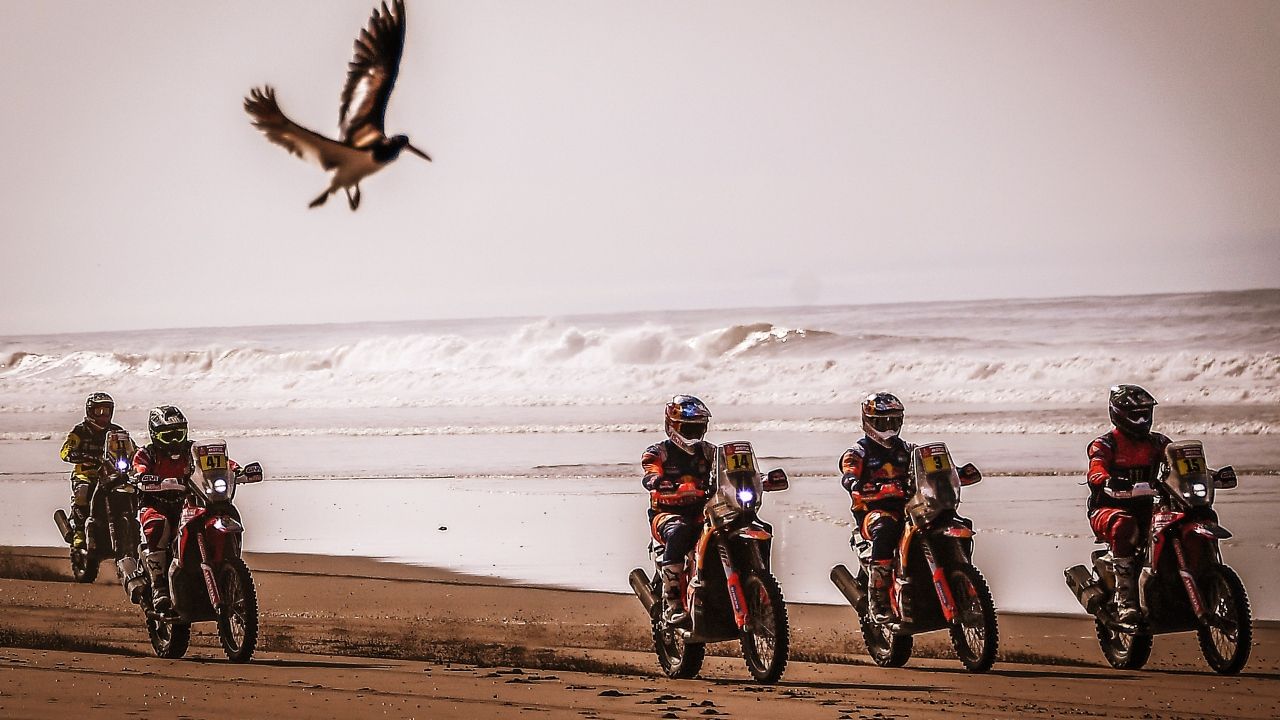 Ricky Brabec, Toby Price y Sam Sunderland por delante de Kevin Benavides y Stefan Svitko (Foto: Dakar)