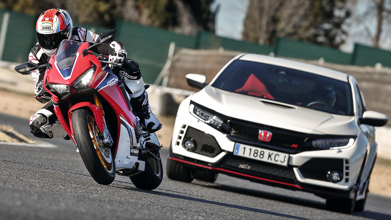Prueba Honda Civic Type T vs CBR1000RR SP