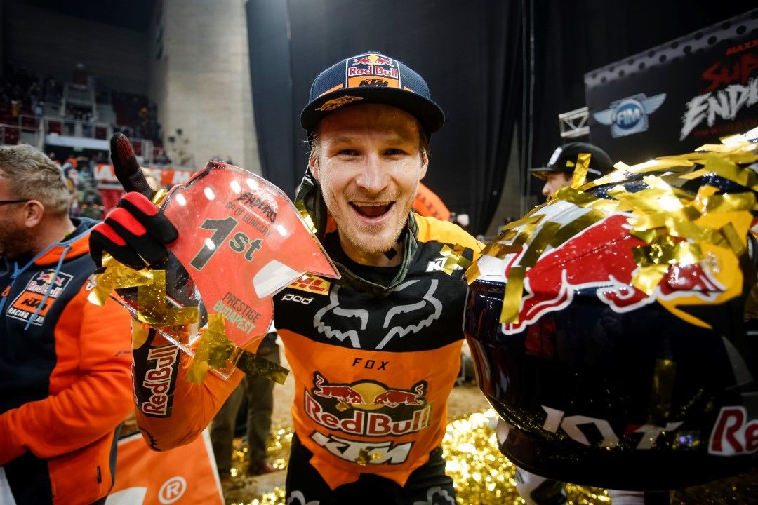 Taddy Blazusiak gana el SuperEnduro de Budapest. Colton Haaker aguanta como líder