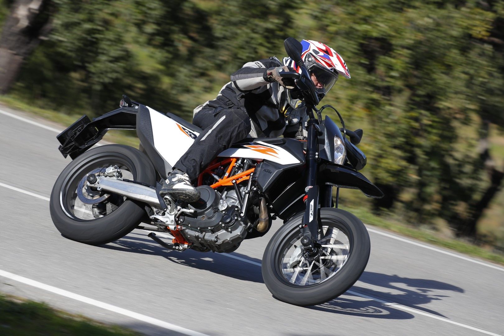 KTM 690 SMC R 2019. Fotos