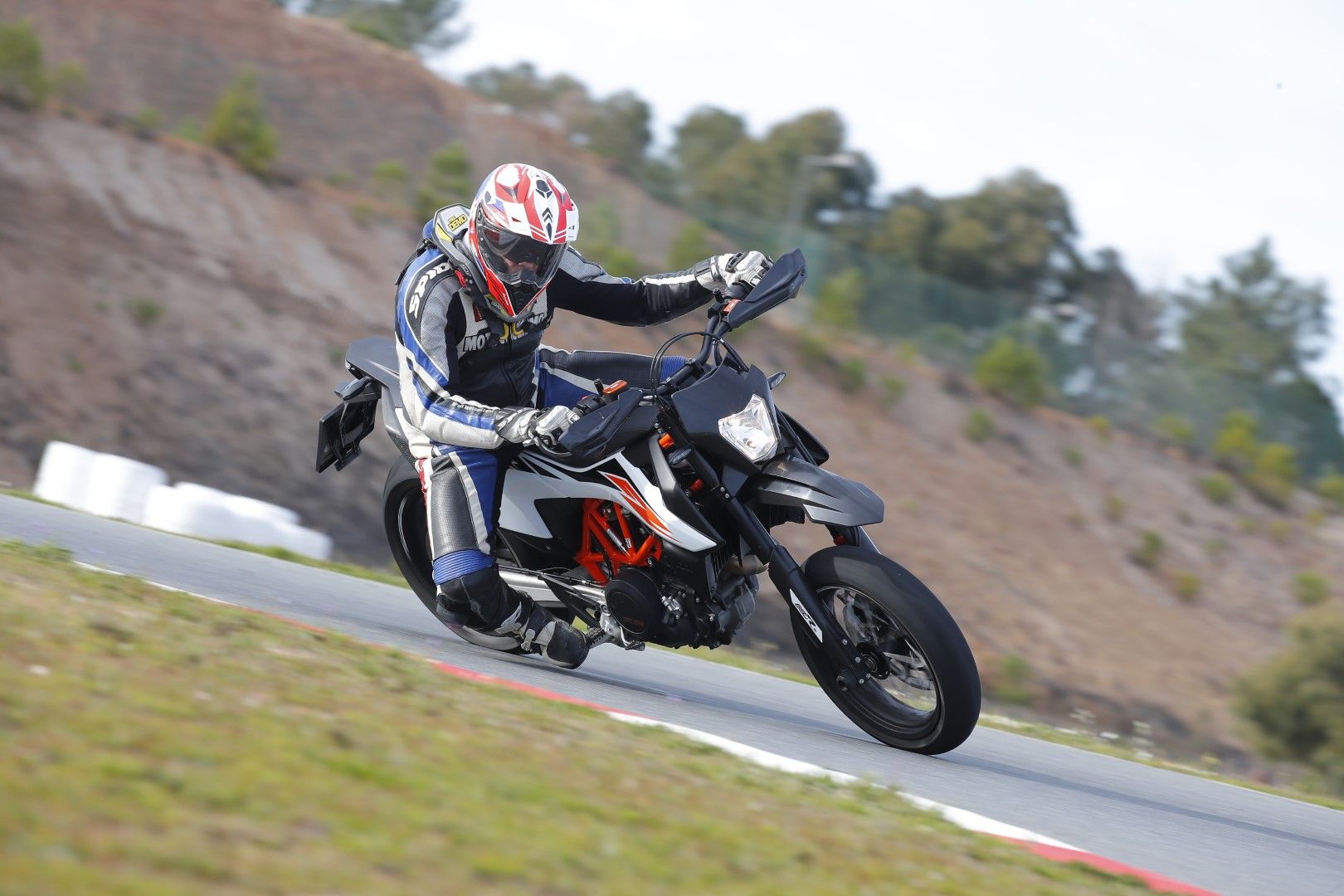 KTM 690 SMC R 2019. Fotos