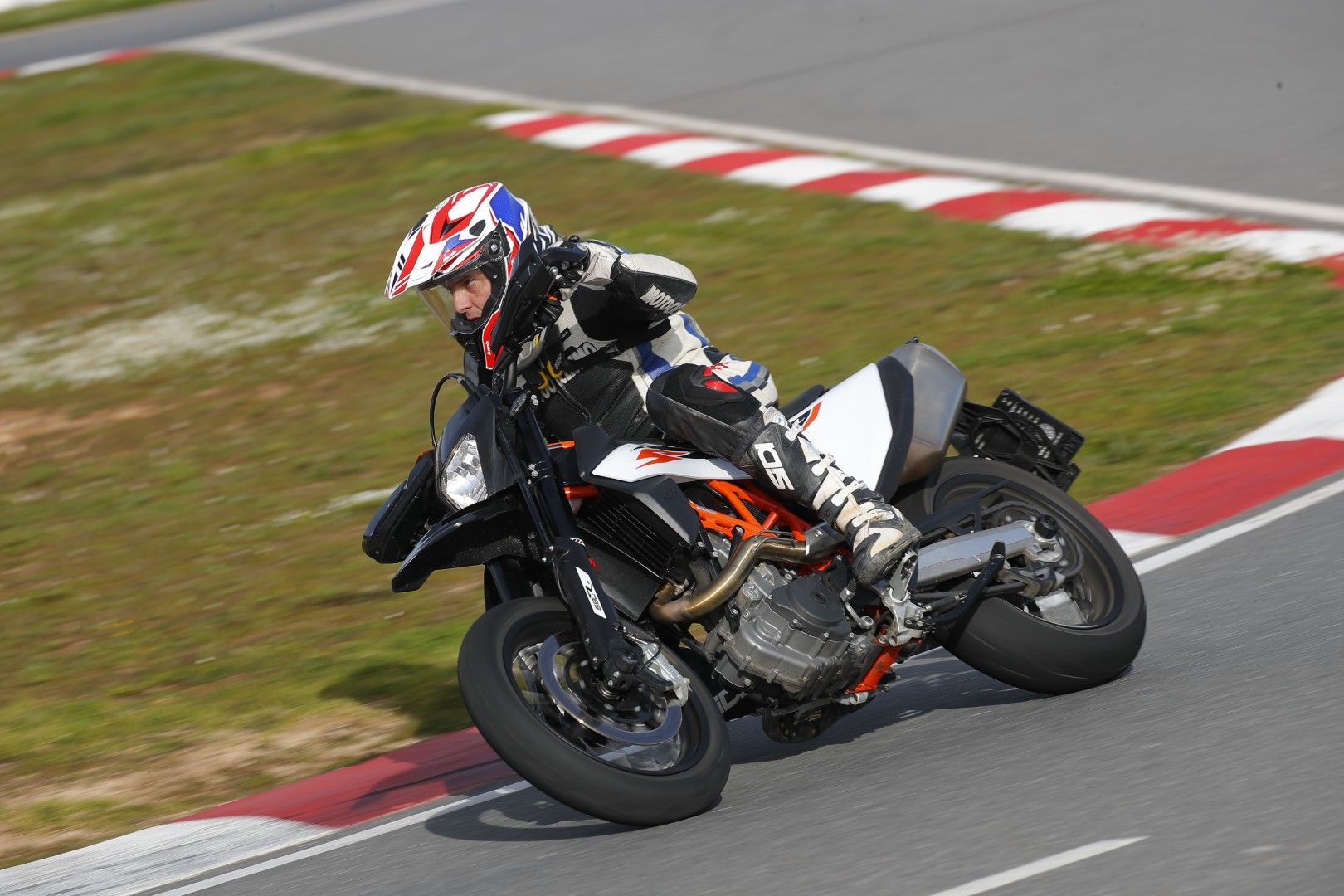 KTM 690 SMC R 2019. Fotos