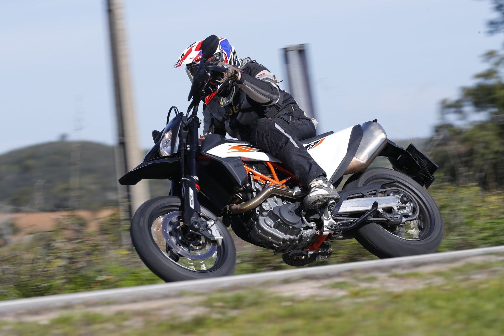 KTM 690 SMC R 2019. Fotos
