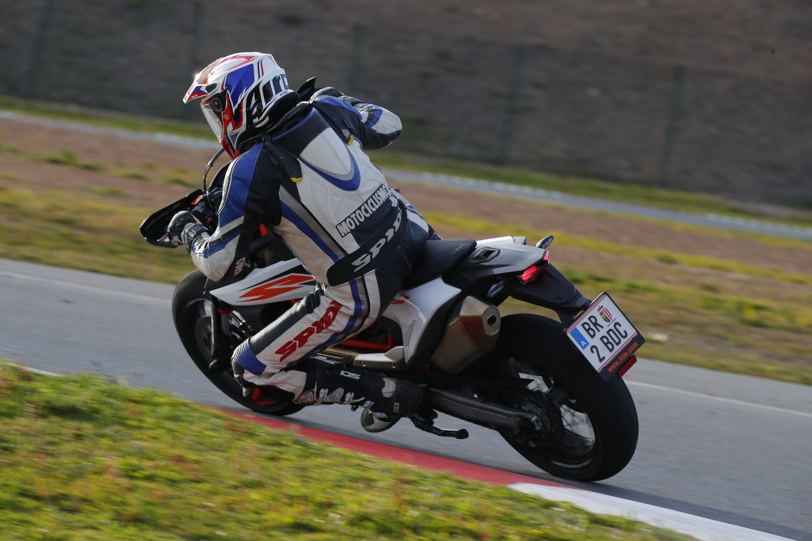 KTM 690 SMC R 2019. Fotos
