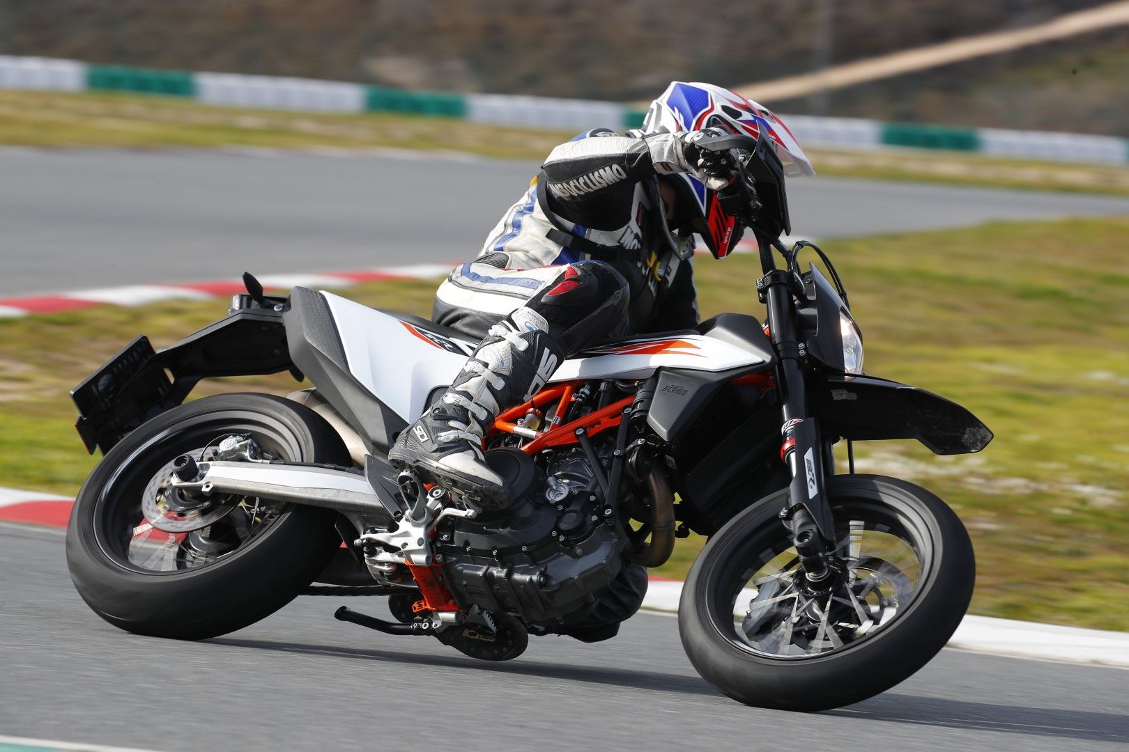 La KTM 690 SMC R vuelve, más poderosa y eficaz.