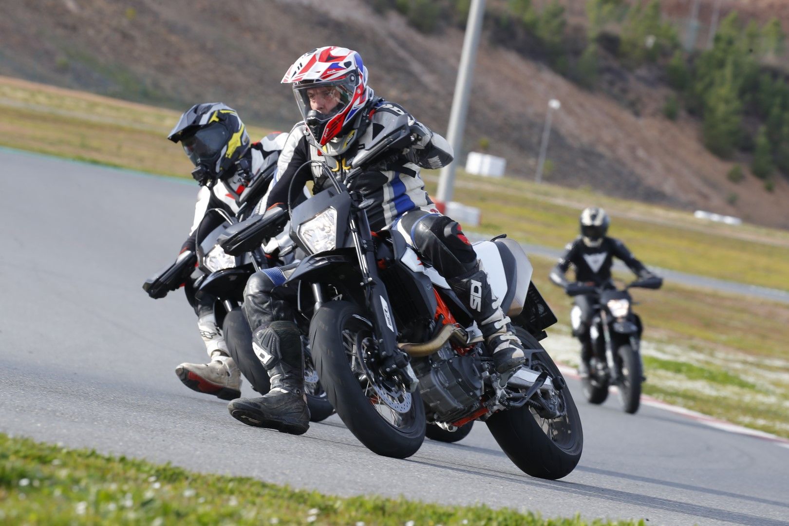 KTM 690 SMC R 2019. Fotos