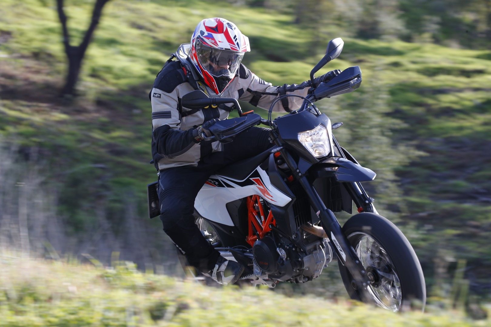 KTM 690 SMC R 2019. Fotos