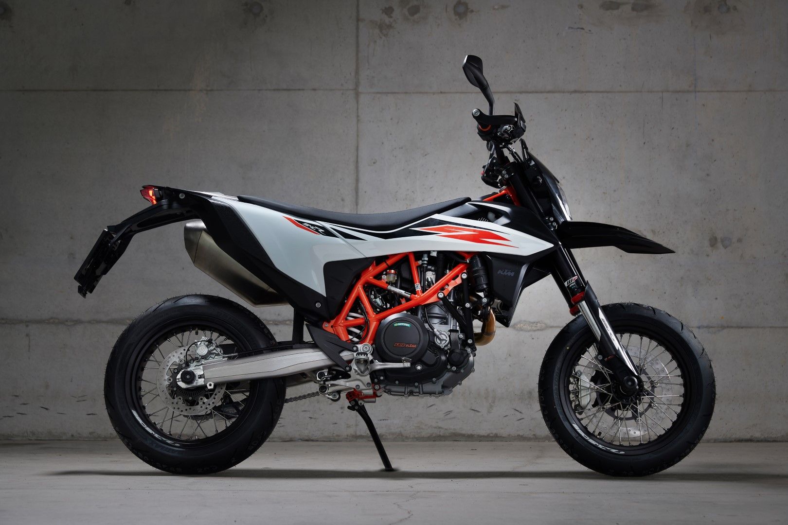KTM 690 SMC R 2019. Fotos