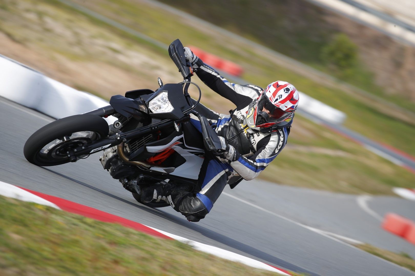 KTM 690 SMC R 2019. Fotos