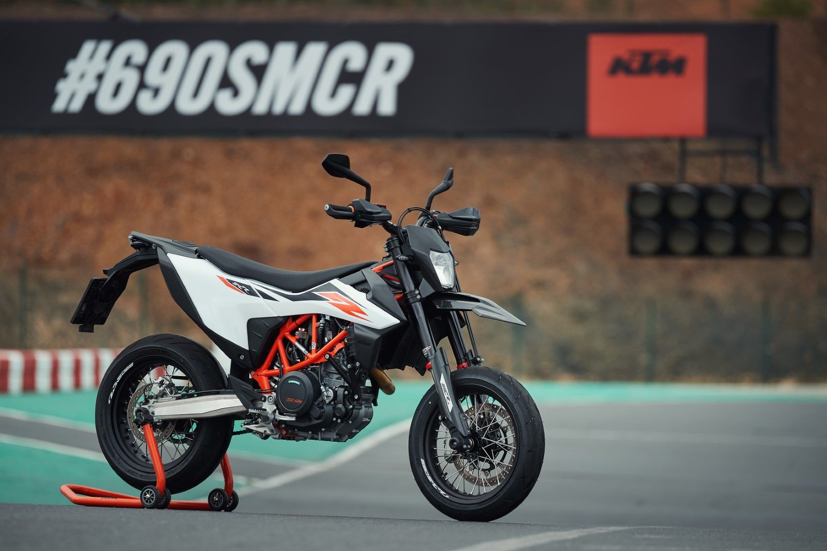 KTM 690 SMC R 2019. Fotos