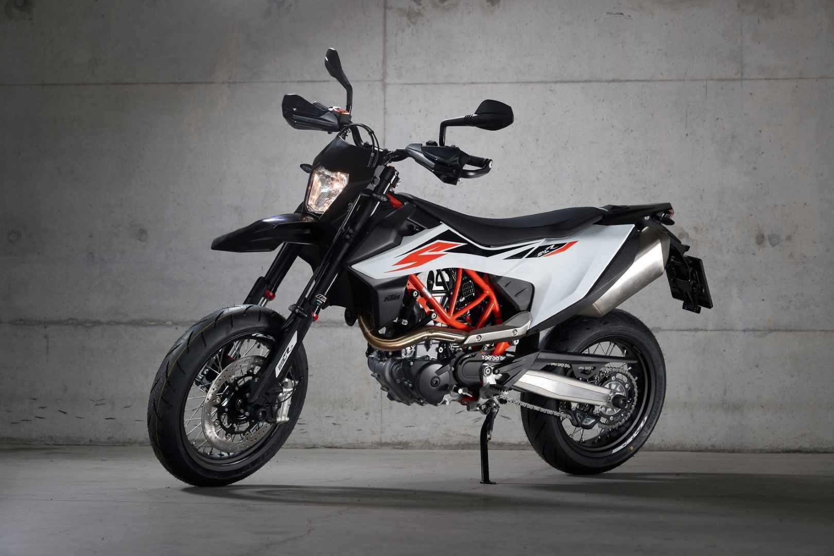 KTM 690 SMC R 2019. Fotos