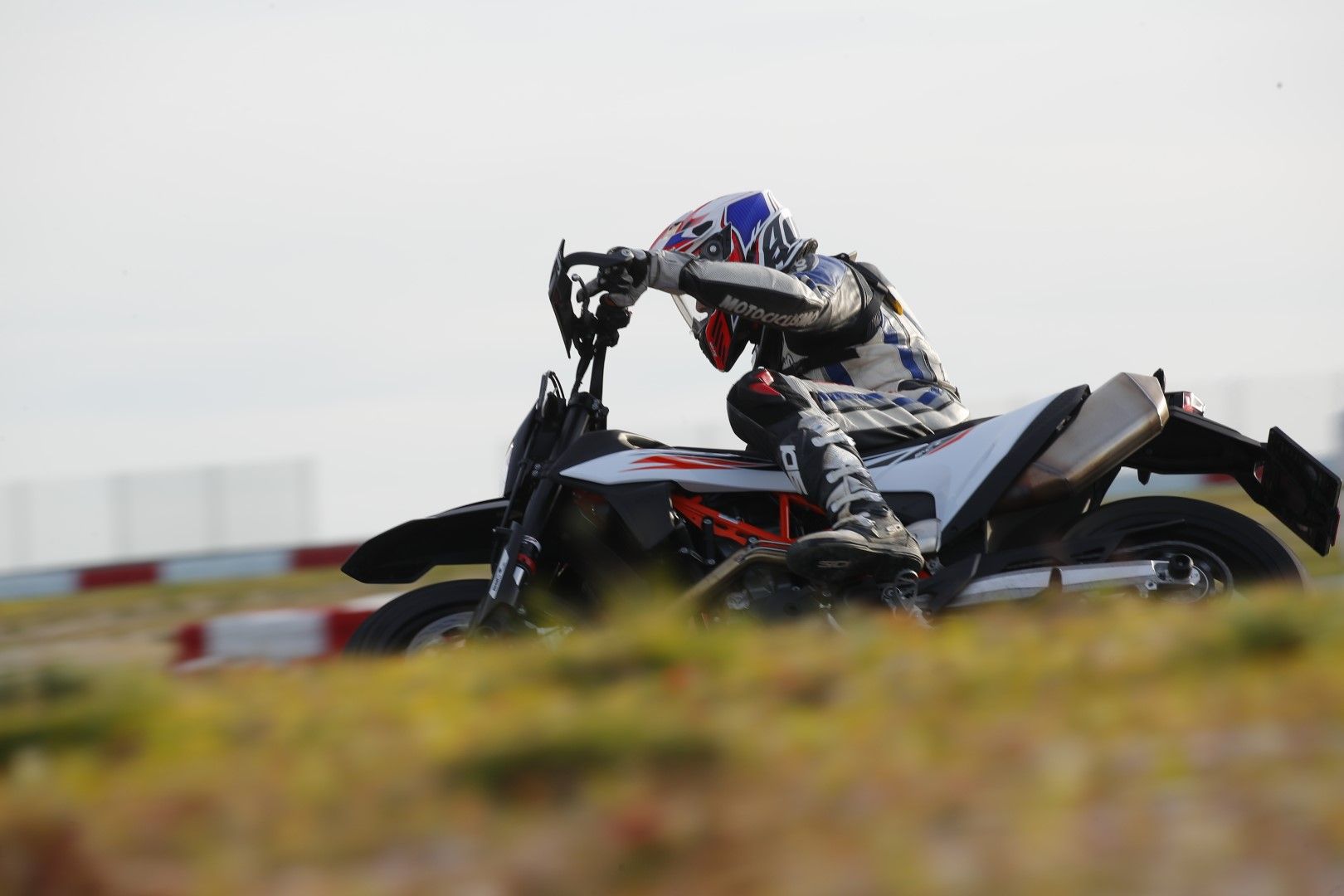 KTM 690 SMC R 2019. Fotos
