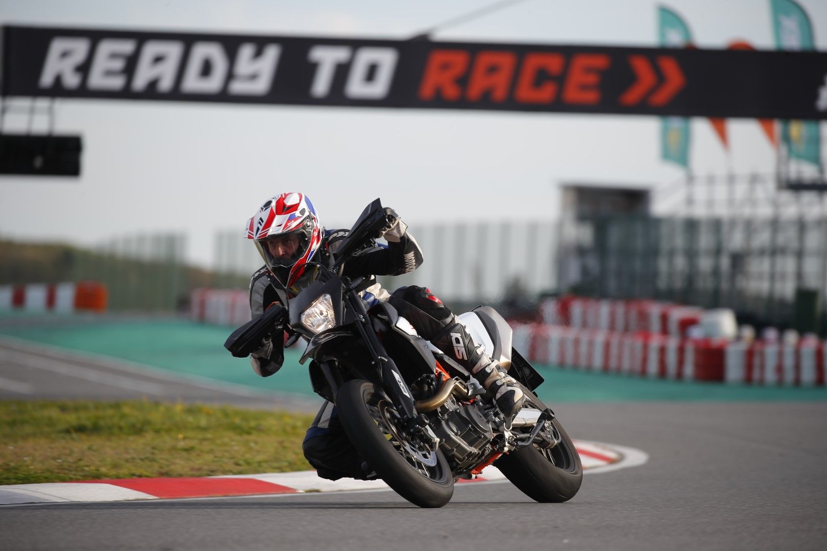 KTM 690 SMC R 2019. Fotos