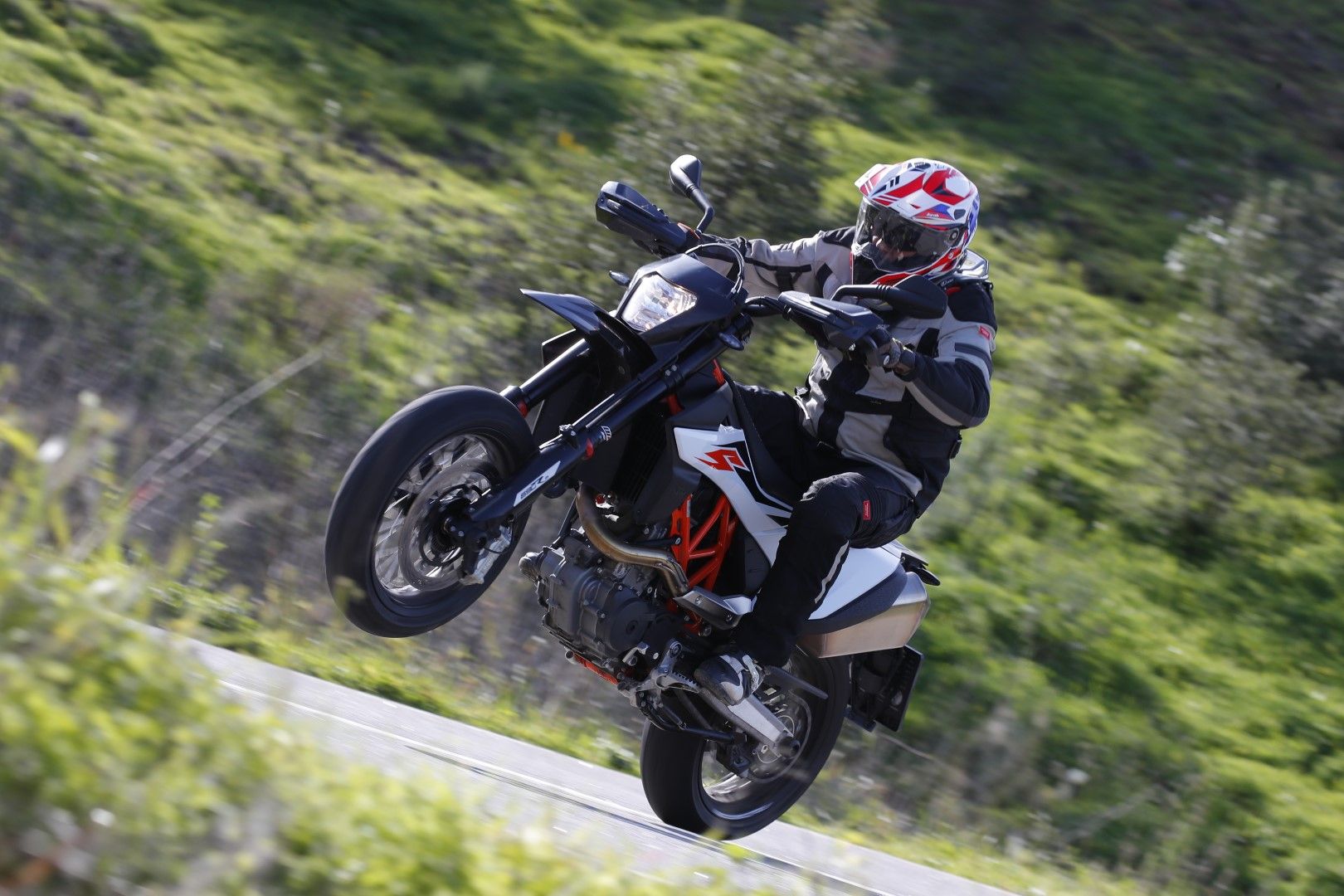 KTM 690 SMC R 2019. Fotos