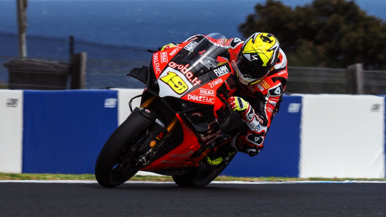 Álvaro Bautista lidera las dos sesiones y mejora el récord de SBK en Phillip Island