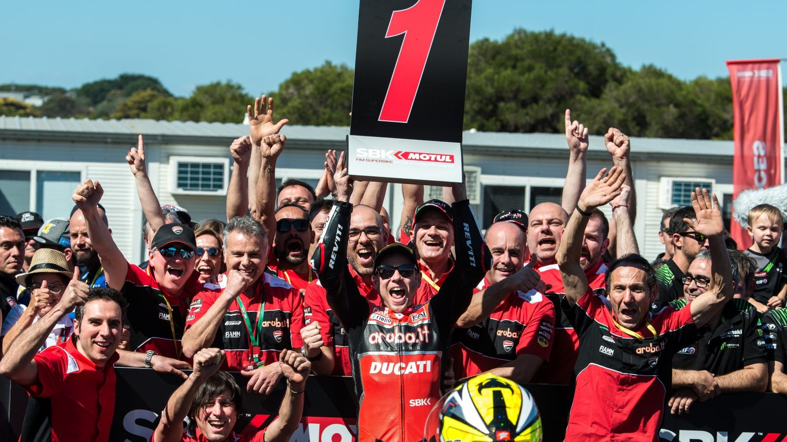 Álvaro Bautista gana en SBK Phillip Island 2019
