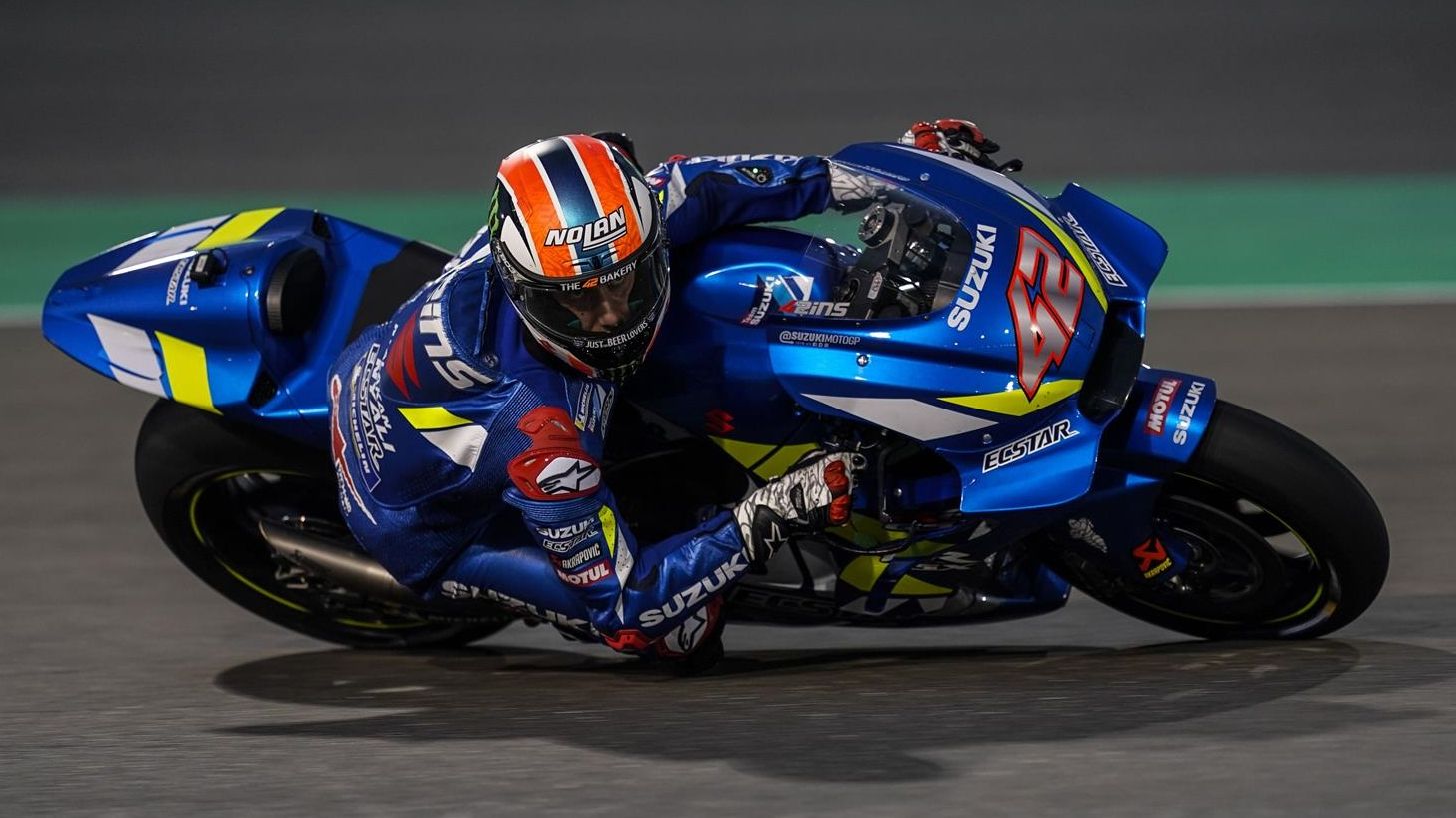 Álex Rins pasa al frente de MotoGP 2019 en Qatar superando a Maverick Viñales