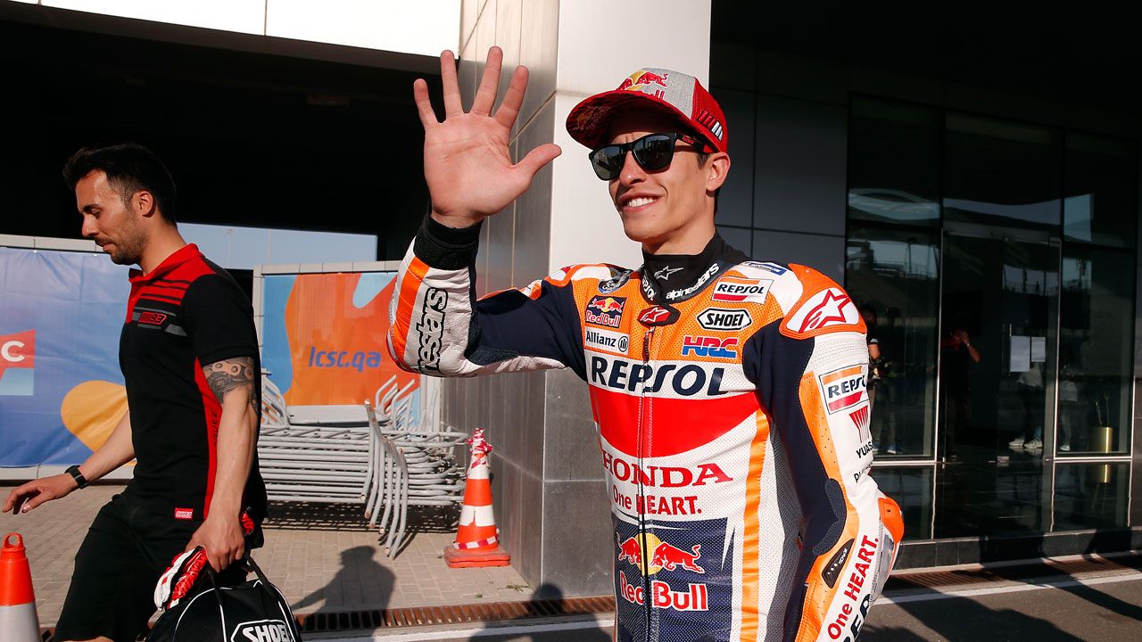 Marc Márquez saluda en el circuito de Losail (Foto: Repsol Media)