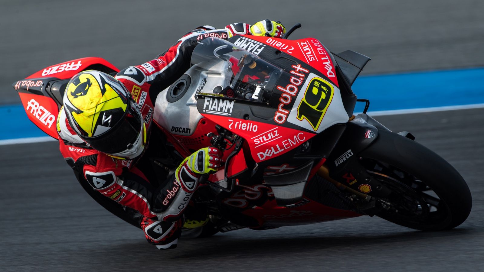 Álvaro Bautista vence en Tailandia tras zafarse de un correoso Jonathan Rea
