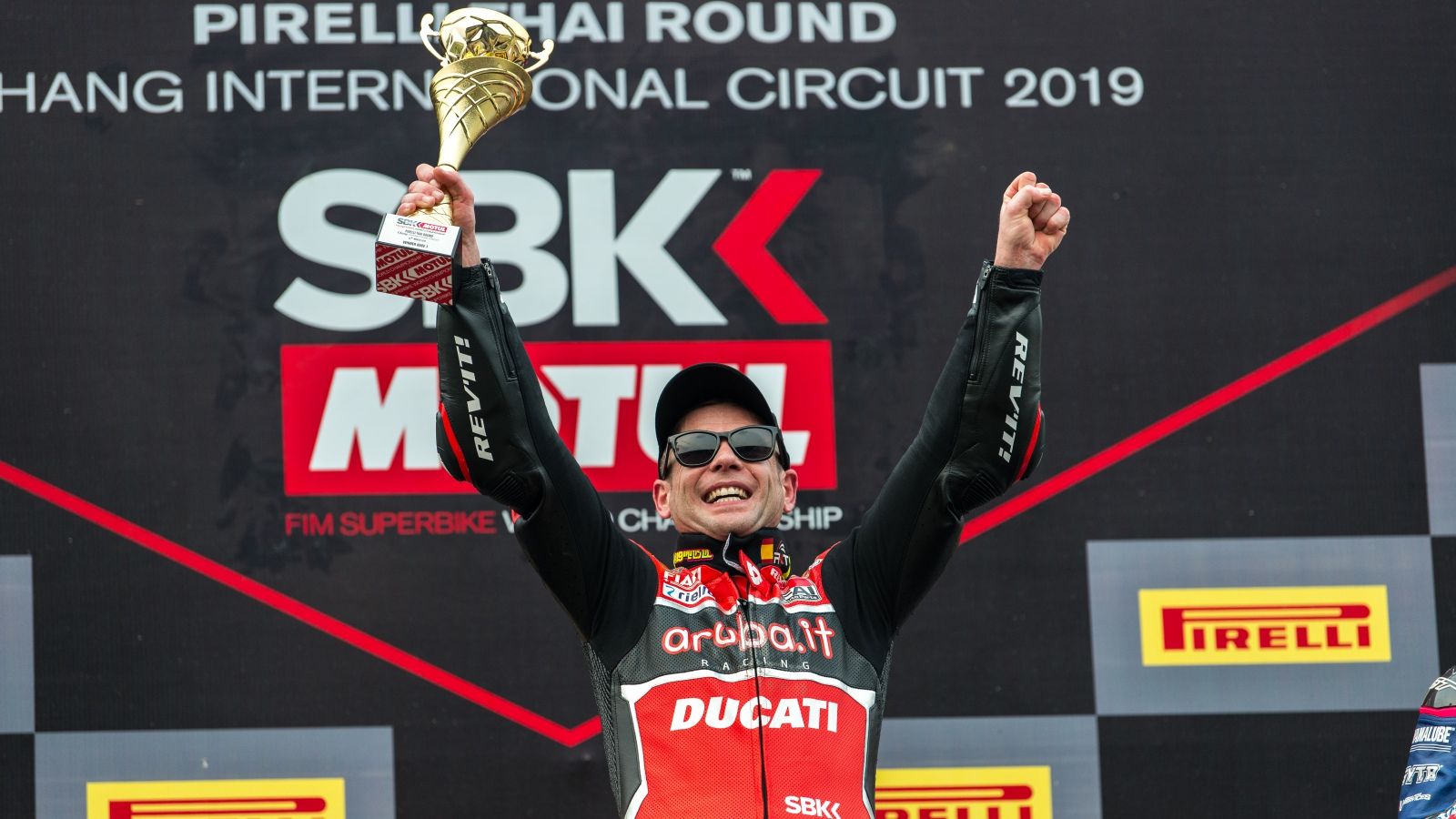 Álvaro Bautista lo gana todo en Tailandia
