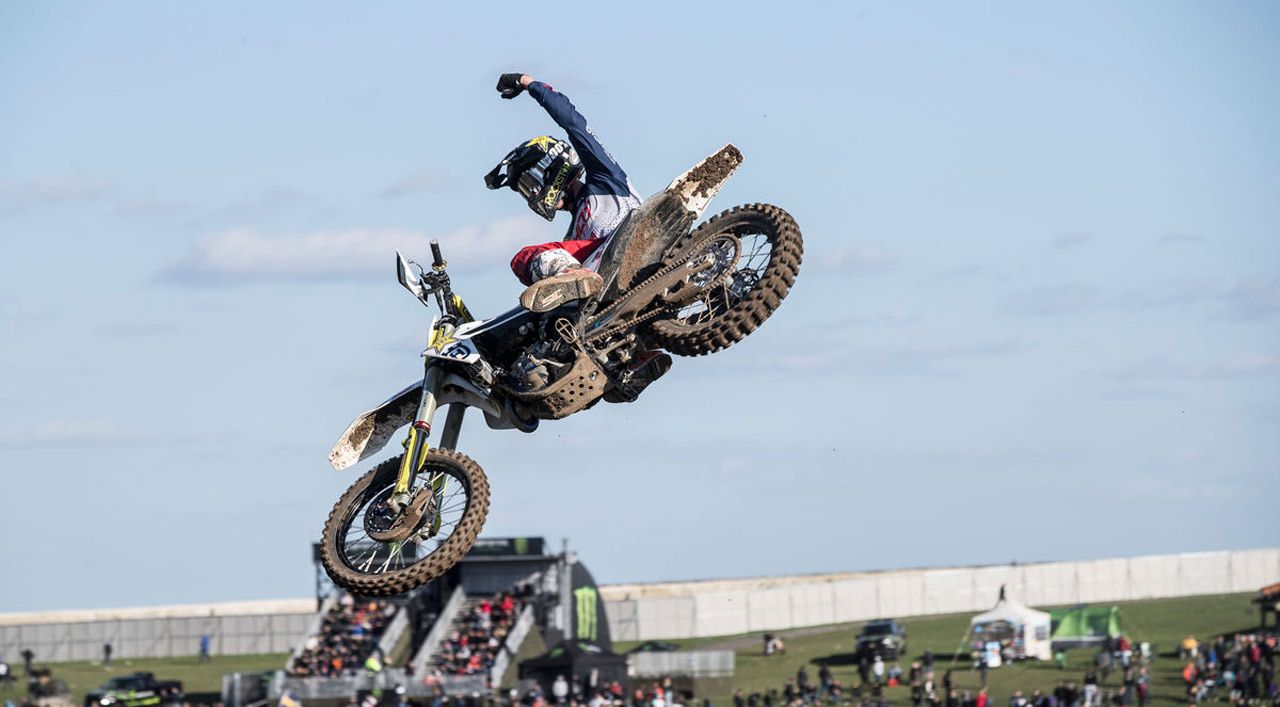 Tony Cairoli y Thomas Kjer Olsen se impone en el MXGP de Matterley Basin