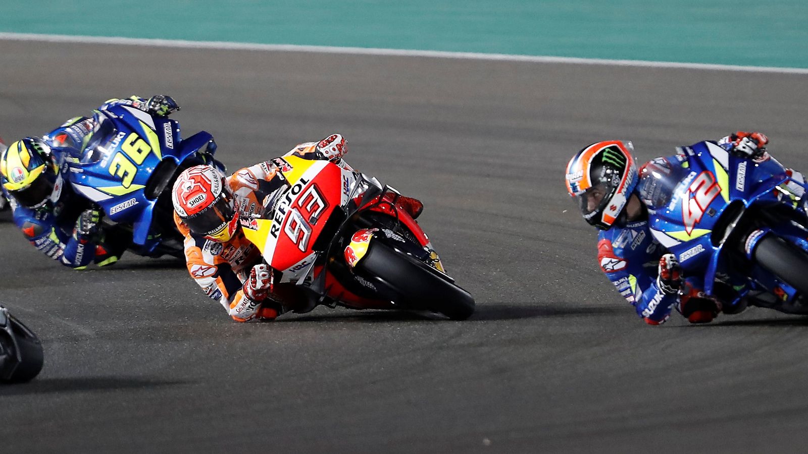 Marc Márquez, de 26 años, entre Álex Rins, de 23, y Joan Mir, de 21. (Foto: Repsol)