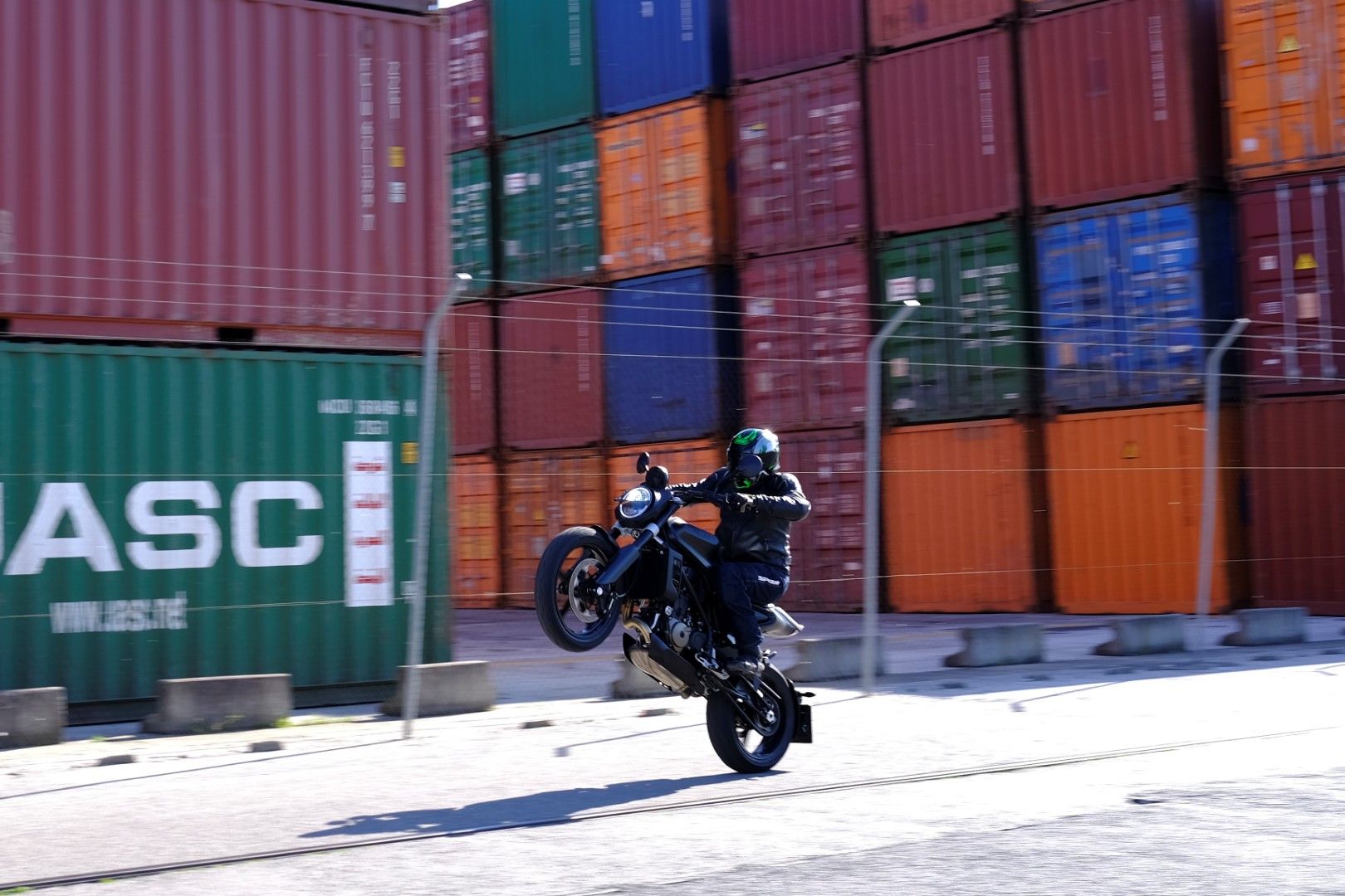 Husqvarna Svartpilen 701. Fotos
