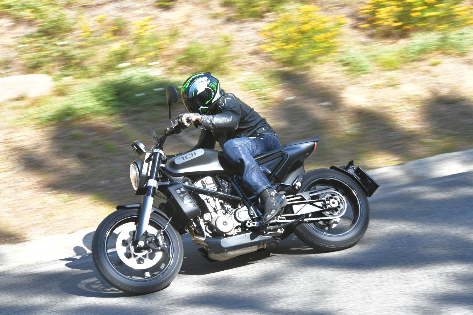 Husqvarna Svartpilen 701. Fotos
