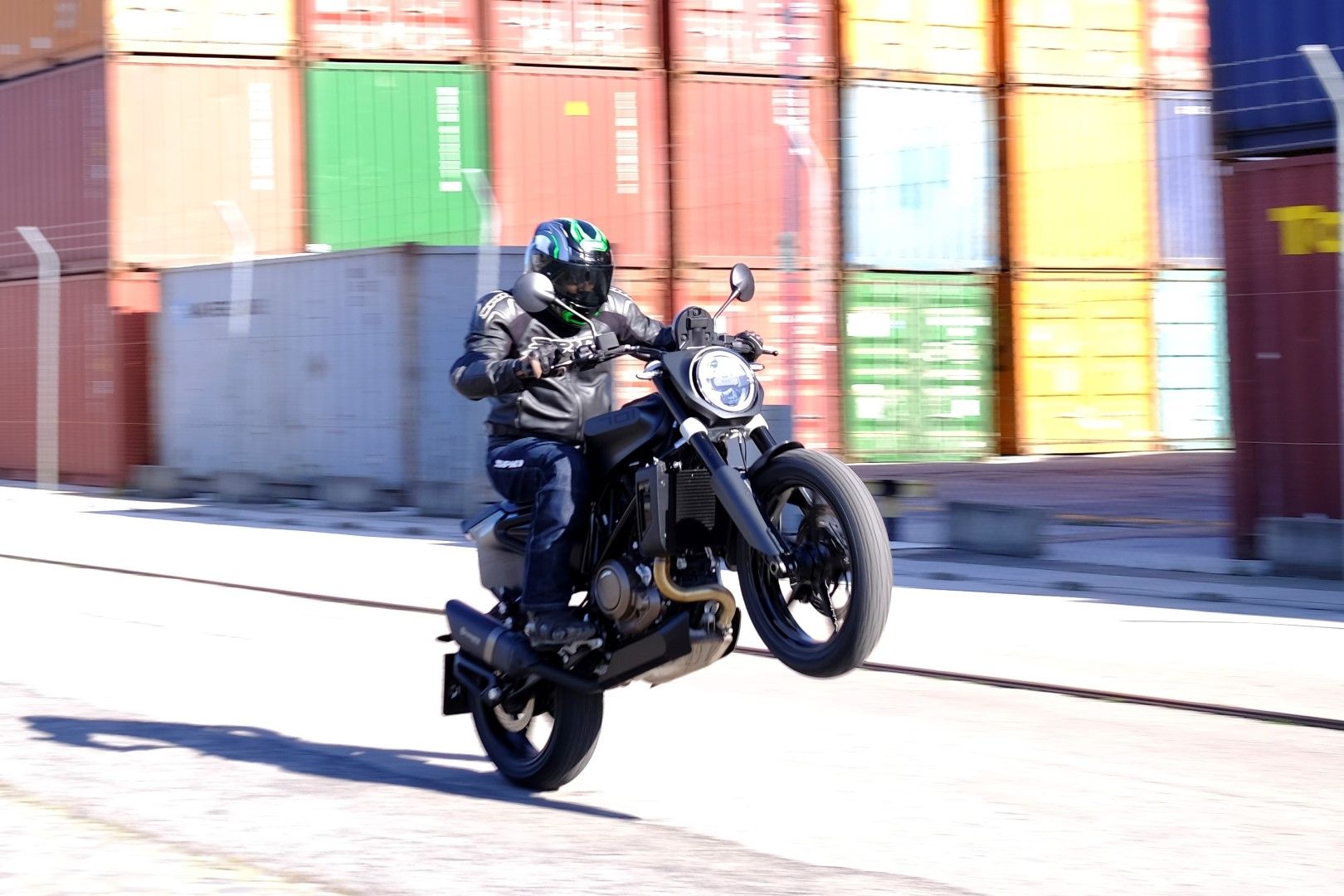 La Husqvarna Svartpilen 701 apuesta por el estilo flat track.