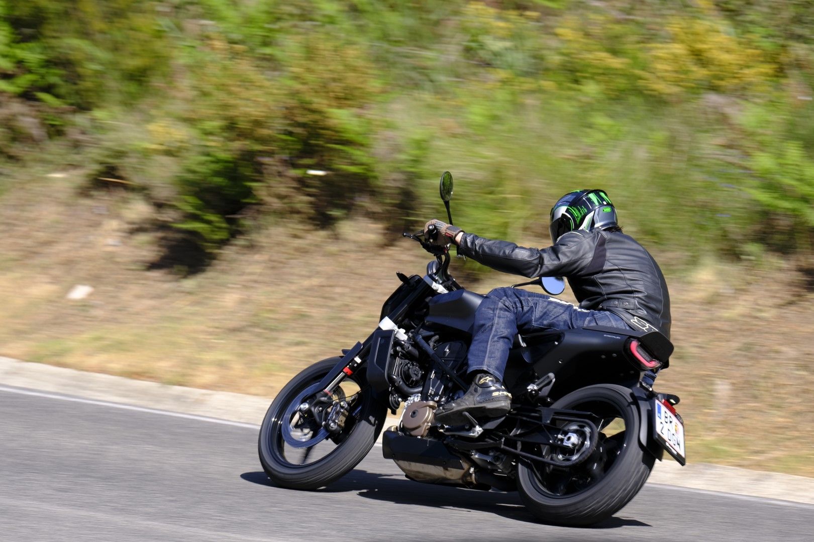 Husqvarna Svartpilen 701. Fotos