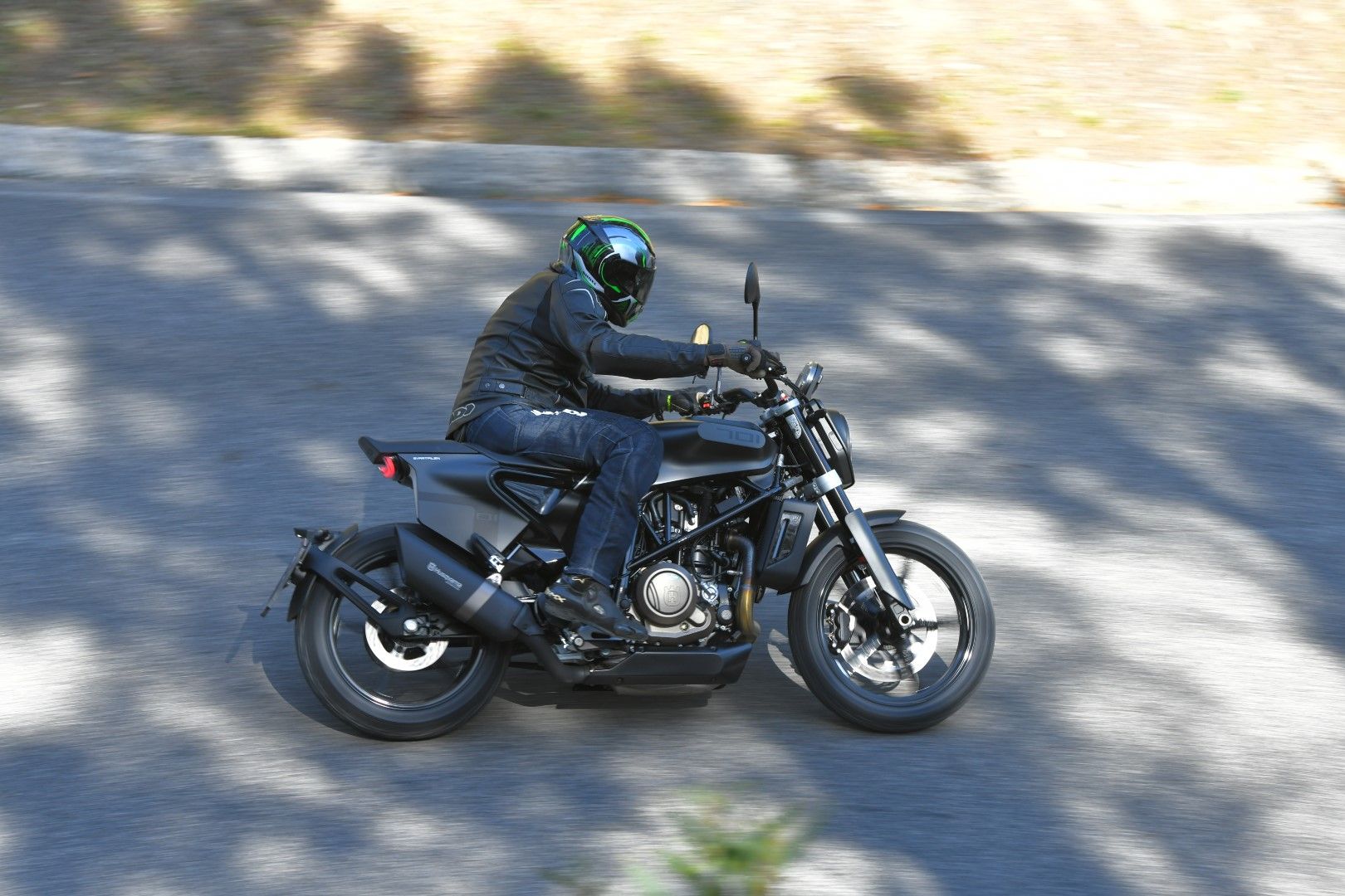 Husqvarna Svartpilen 701. Fotos