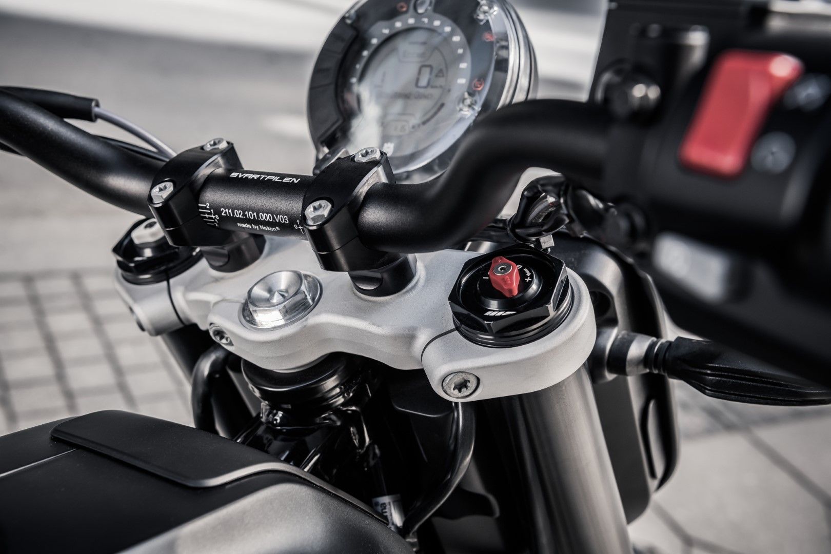 Husqvarna Svartpilen 701. Fotos