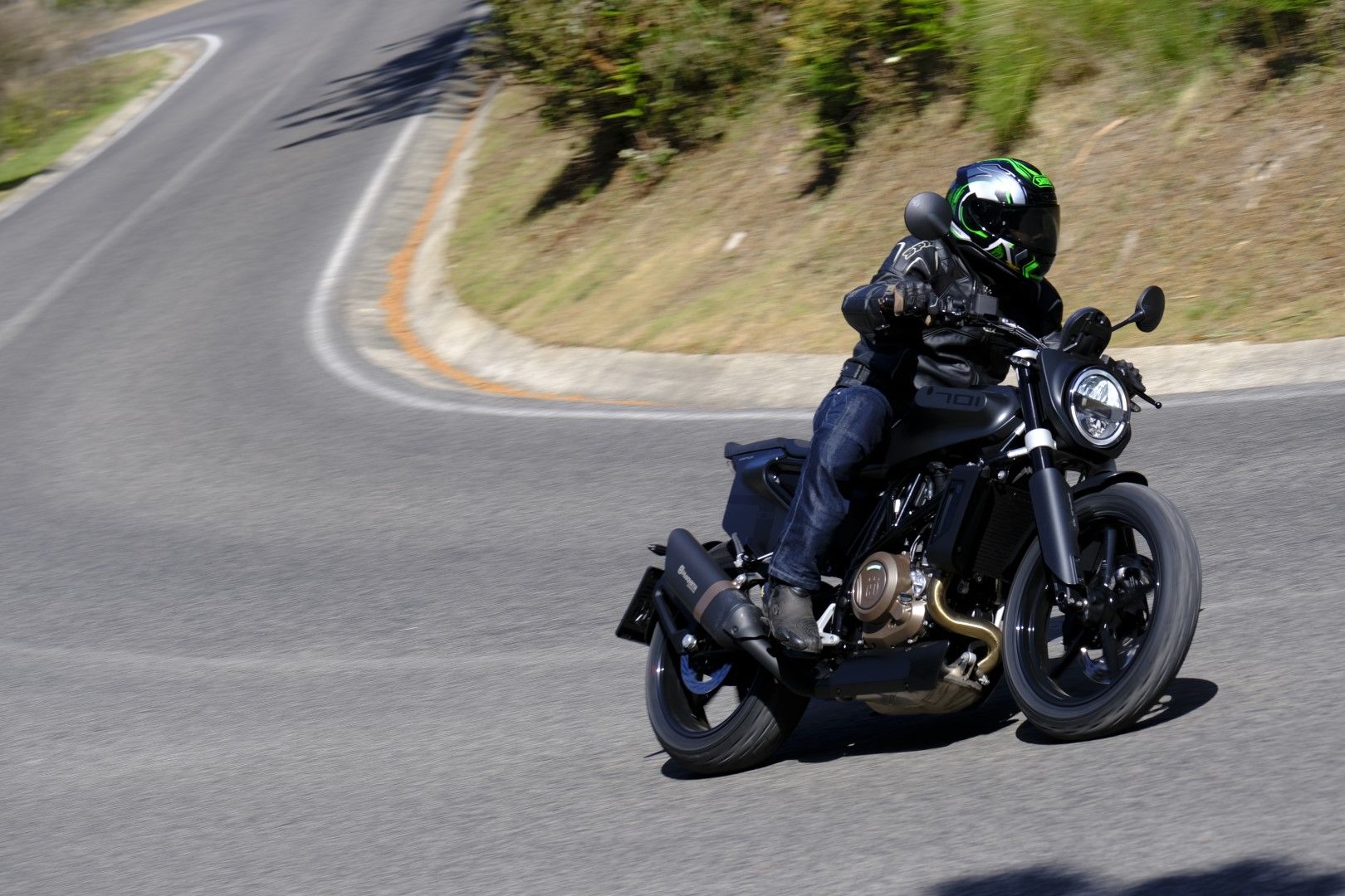 Husqvarna Svartpilen 701. Fotos