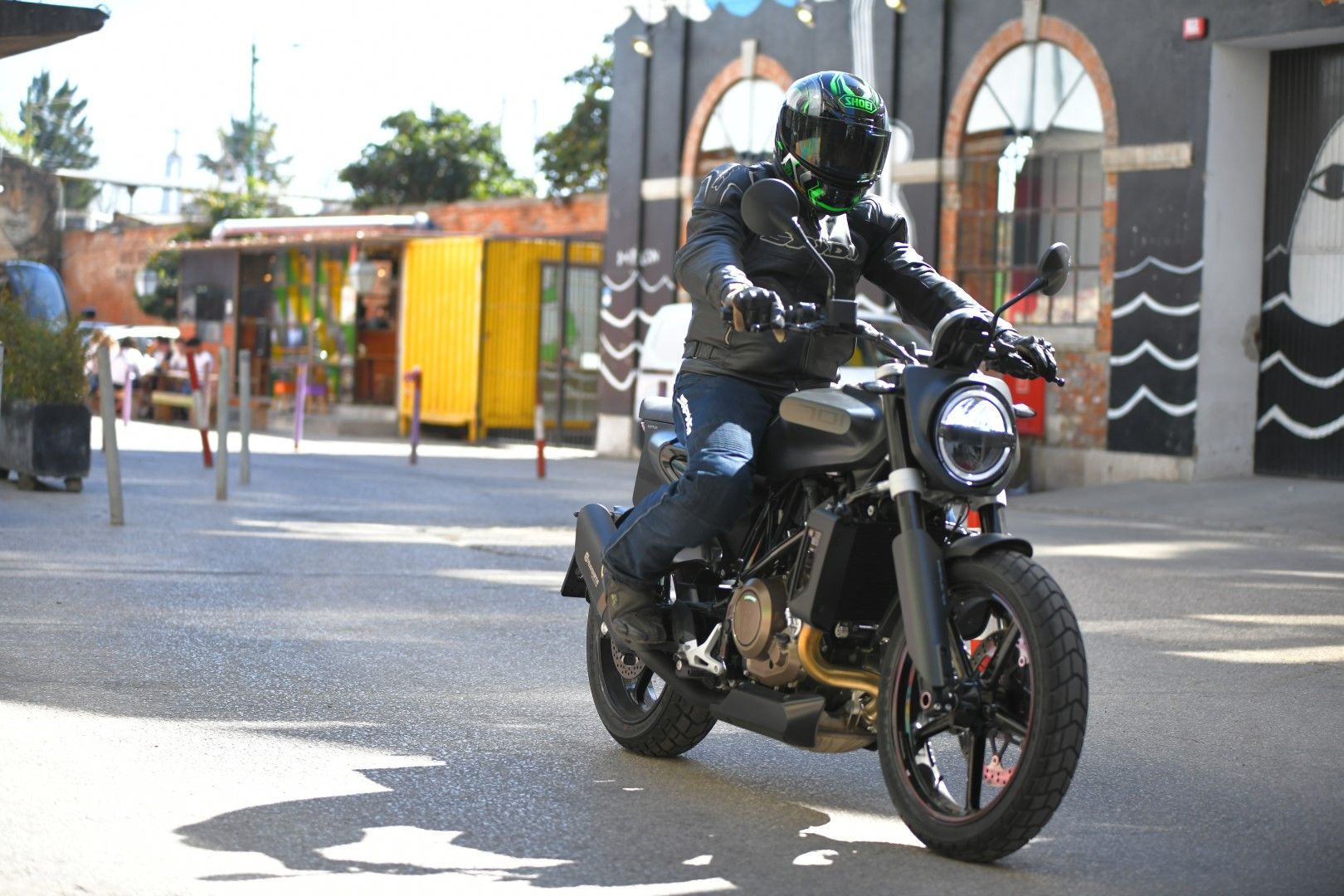 Husqvarna Svartpilen 701. Fotos