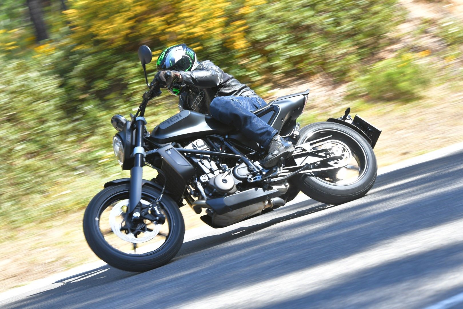 Husqvarna Svartpilen 701. Fotos
