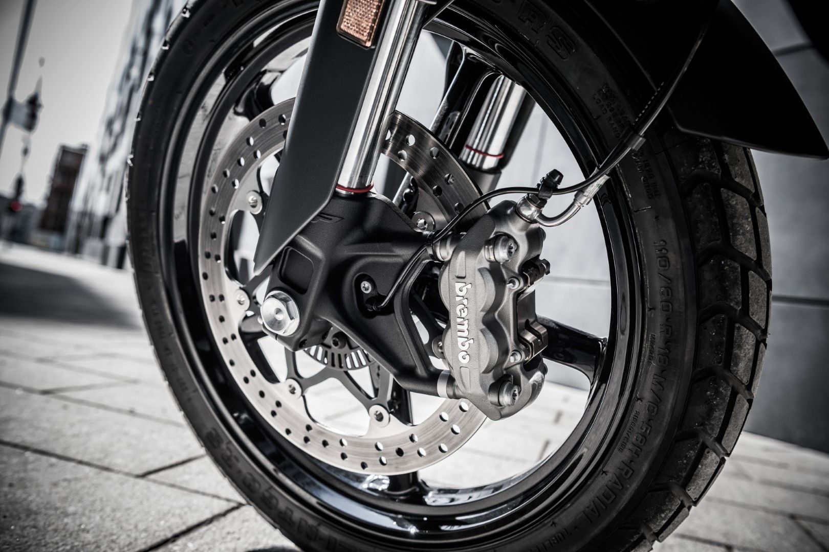 Husqvarna Svartpilen 701. Fotos