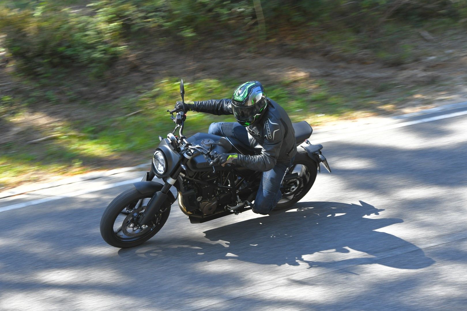 Husqvarna Svartpilen 701. Fotos