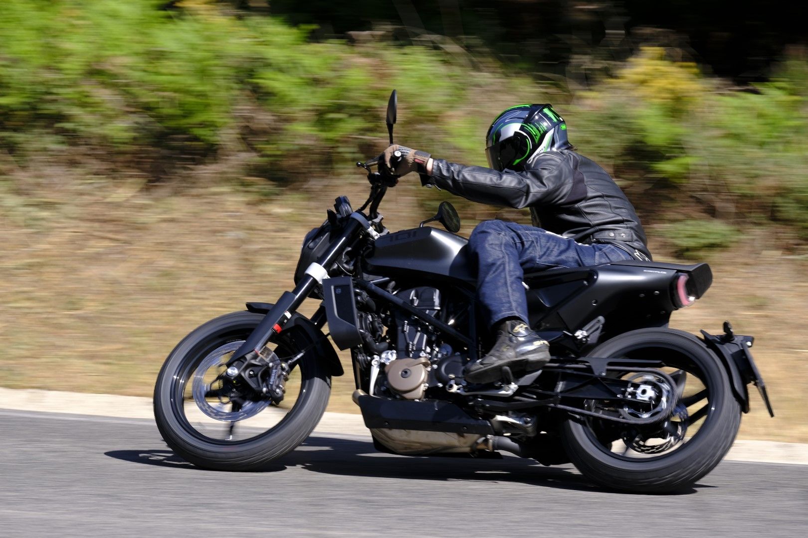 Husqvarna Svartpilen 701. Fotos