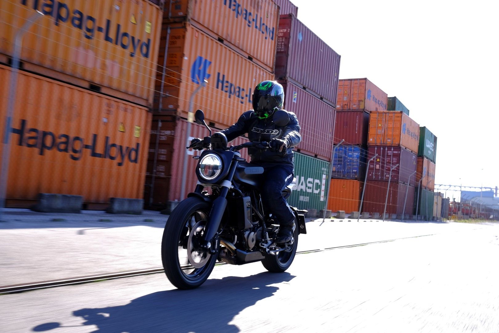 Husqvarna Svartpilen 701. Fotos