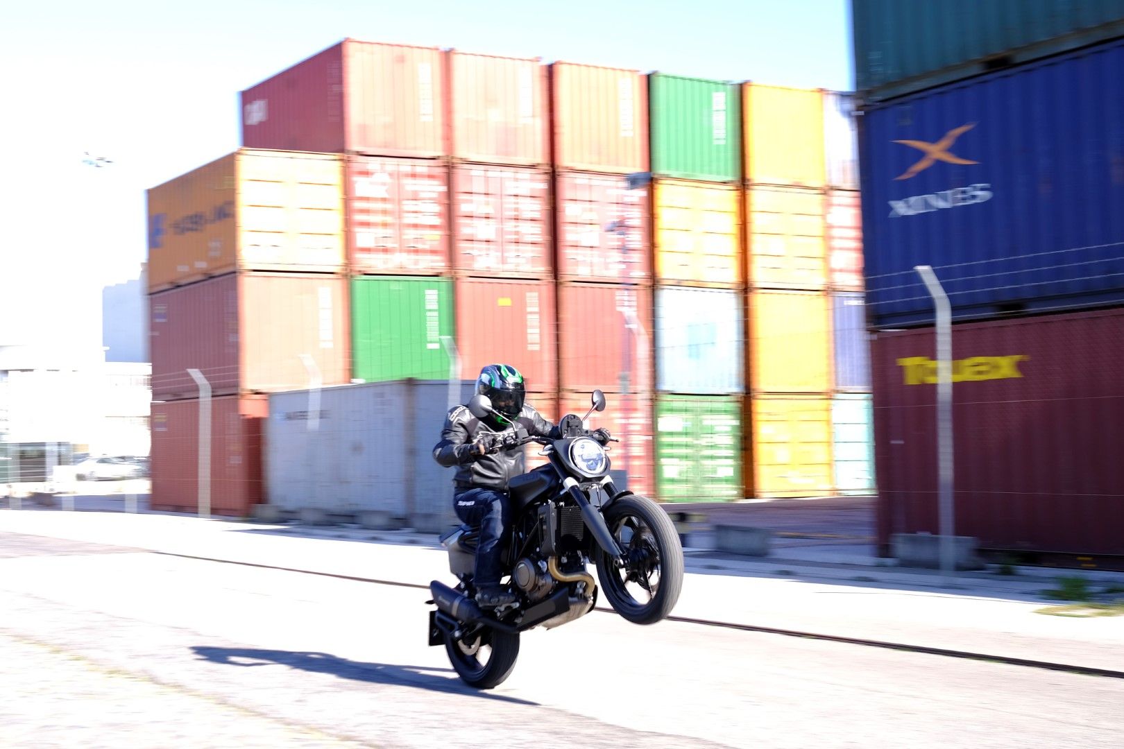 Husqvarna Svartpilen 701. Fotos