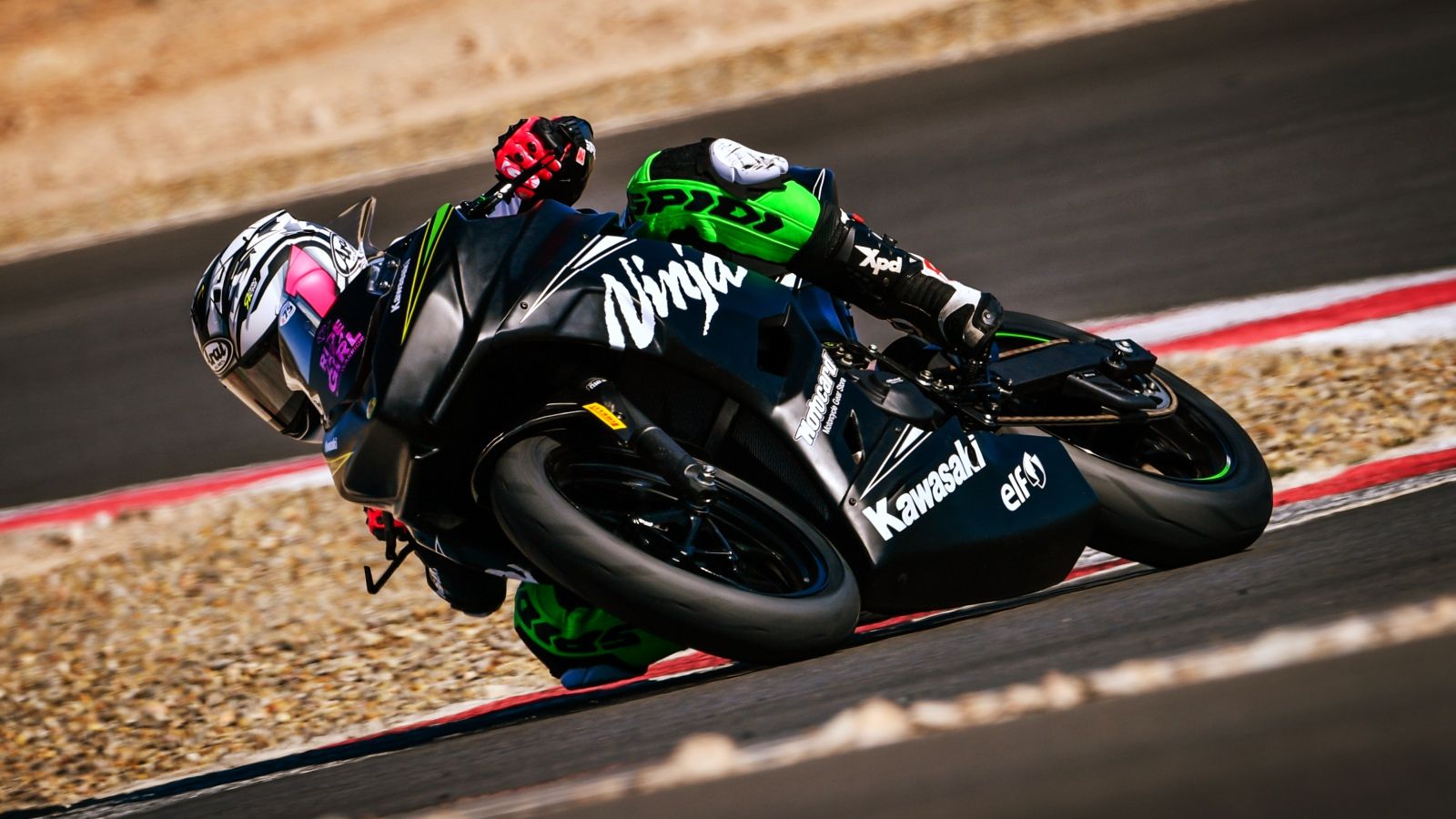 Ana Carrasco defiende su título. (Fotos: Kawasaki / Equipos)