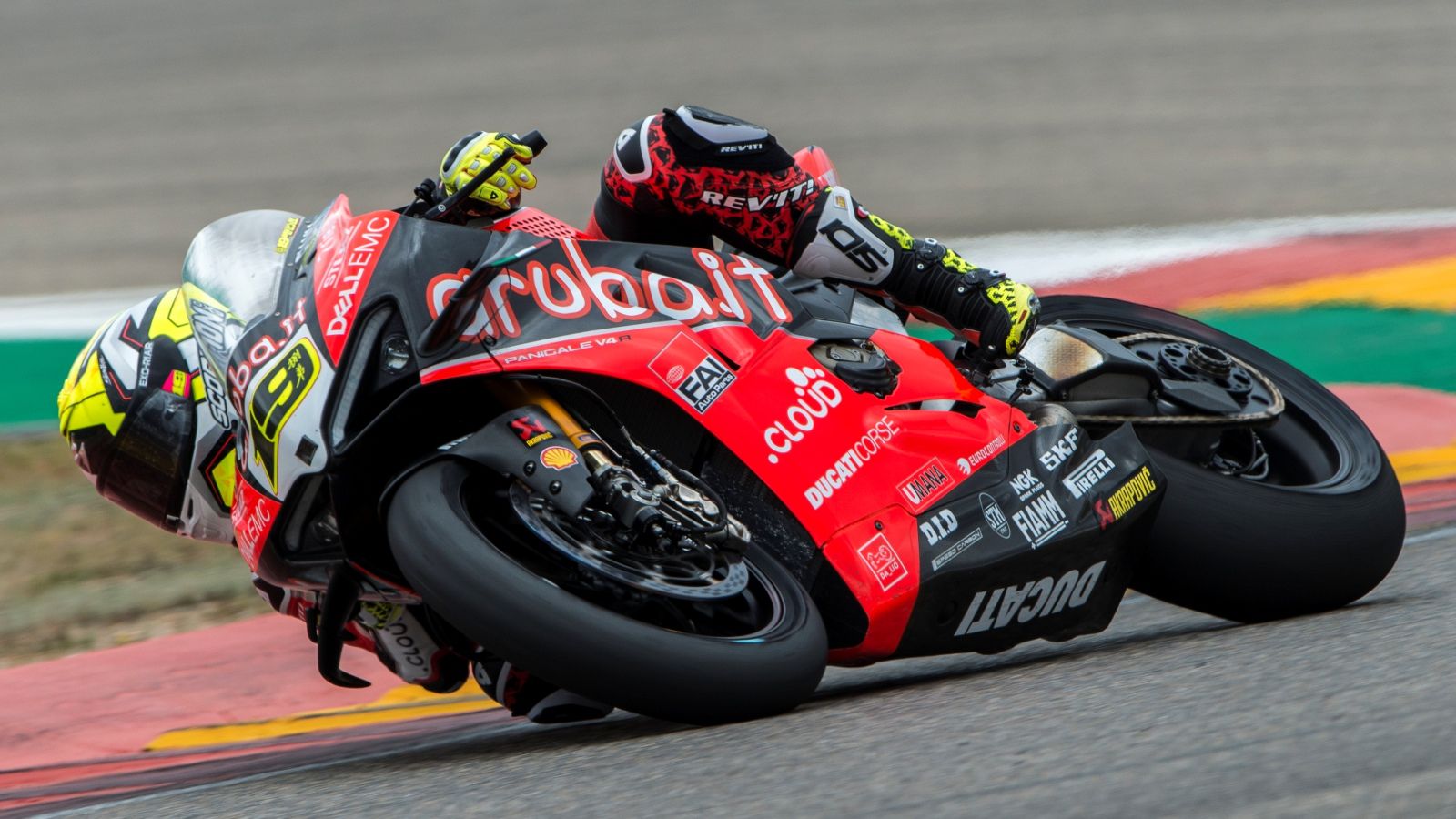 Álvaro Bautista se pasea en la carrera Superpole de Aragón y ya suma ocho seguidas