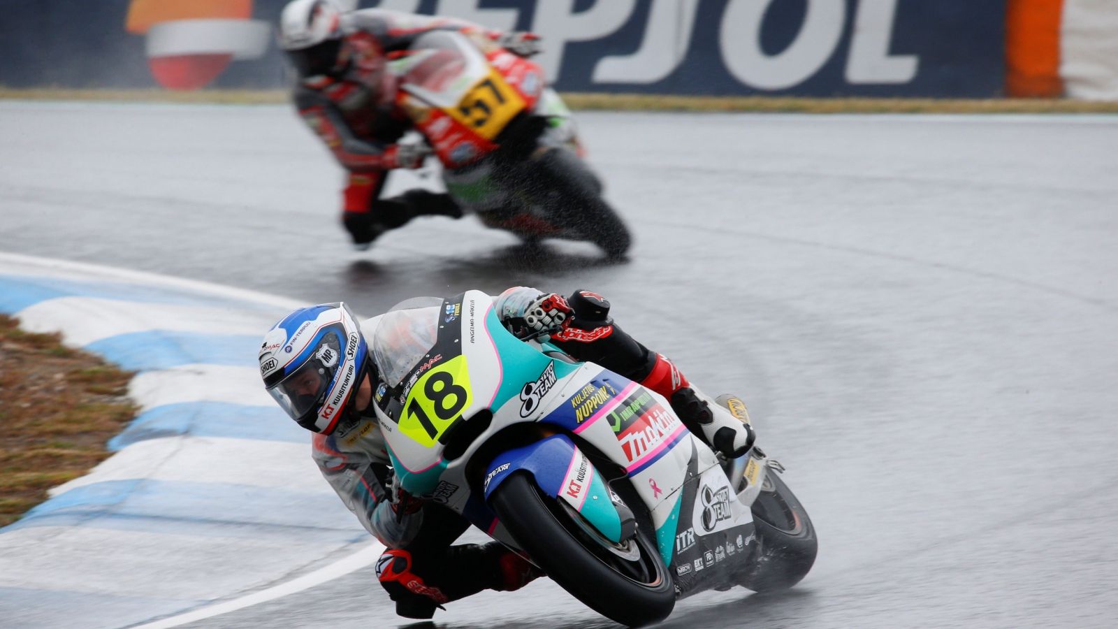 Niki Tuuli y Alessandro Zaccone se reparten las victorias de Moto2 en Estoril