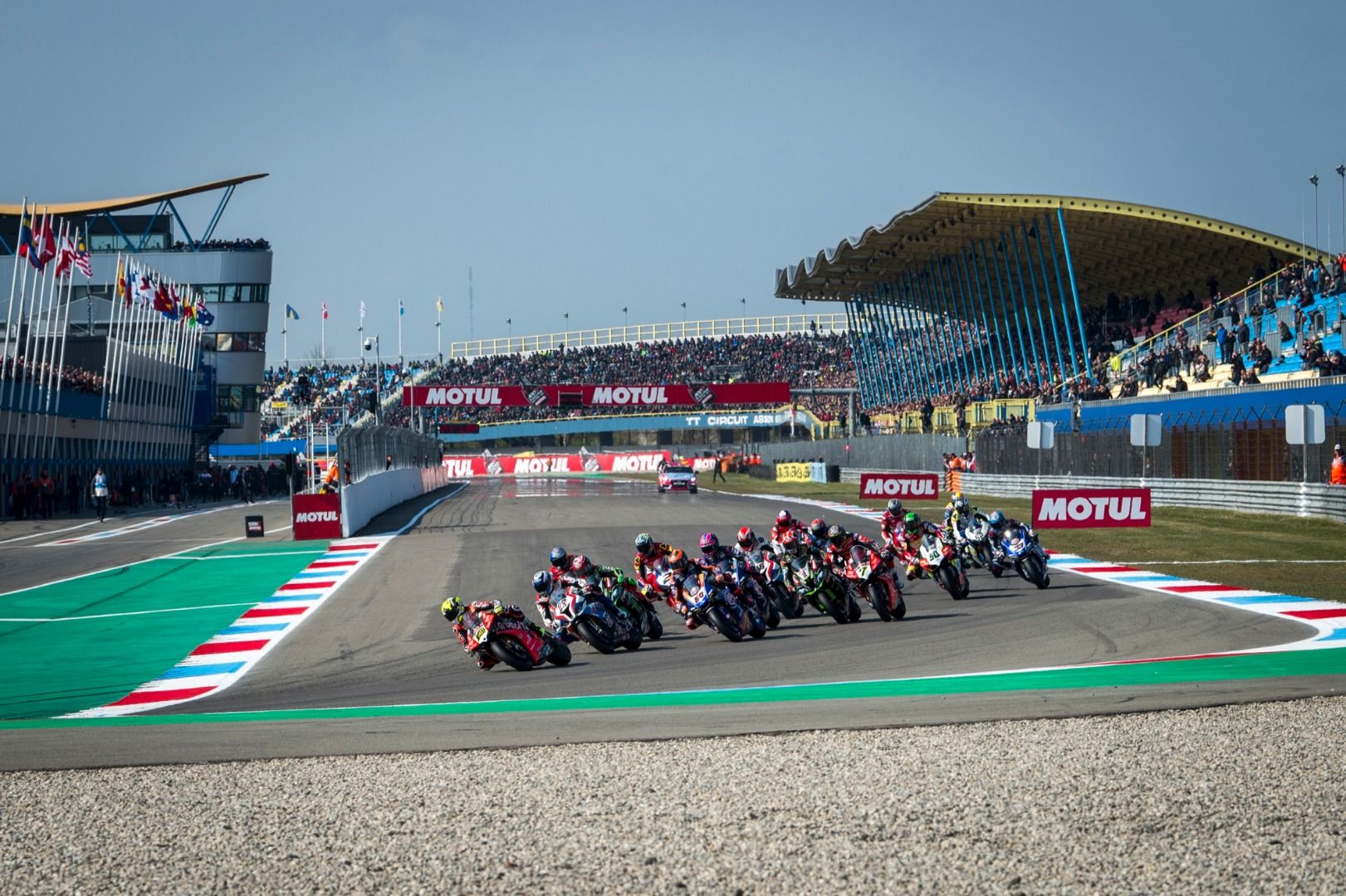 Salida de 2019 en Assen, donde Álvaro Bautista arrasó con la Ducati.