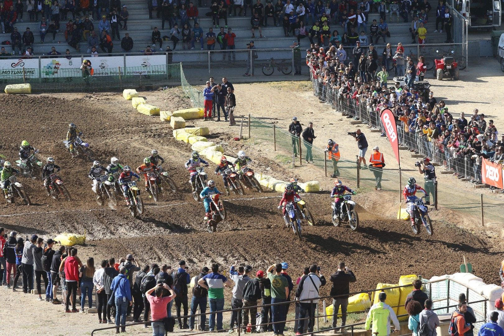 Dobletes de Ander Valentin e Iker Larrañaga en el MX de Bellpuig