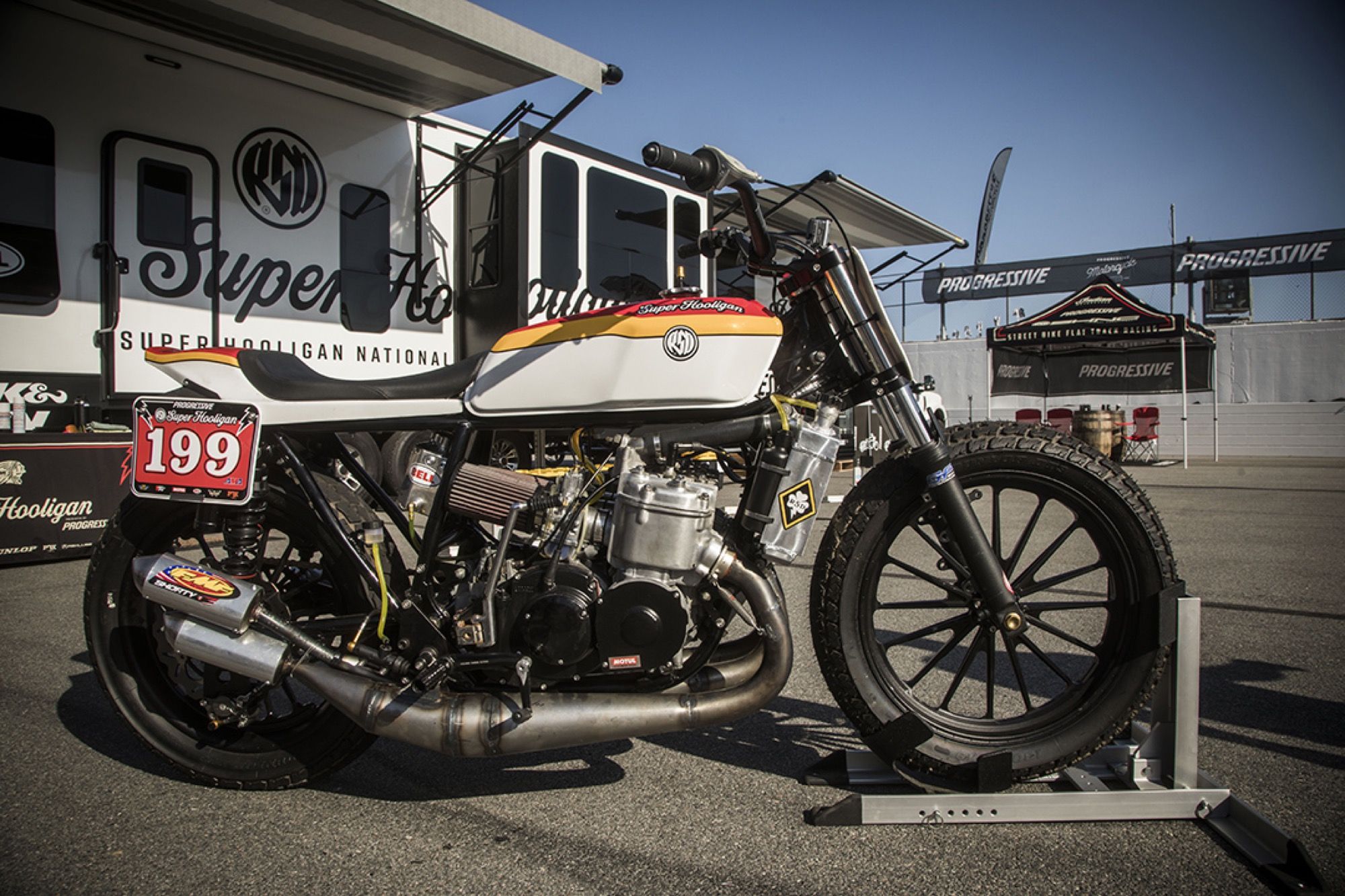 Una bestia de 750cc 2 Tiempos, así es la salvaje flat tracker de Travis Pastrana