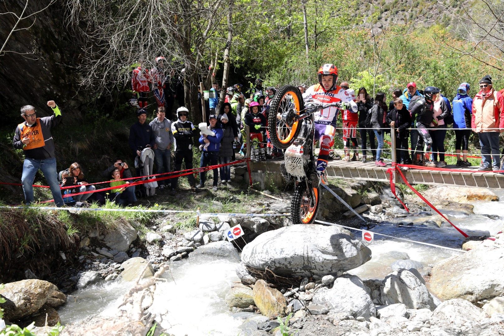 Toni Bou gana en Andorra y es más líder del CET